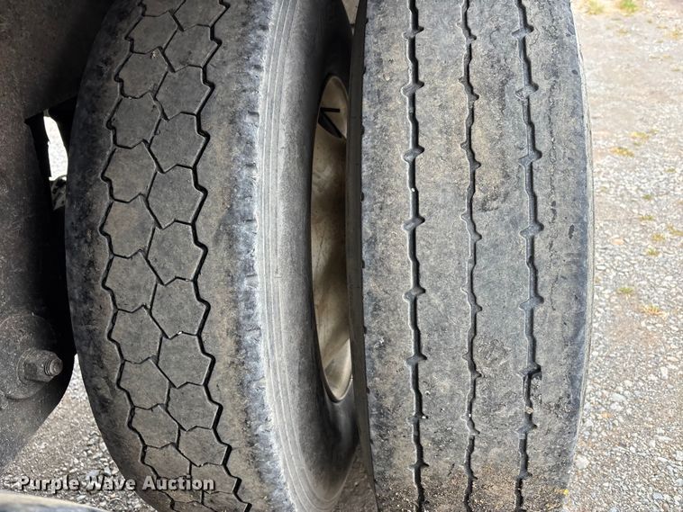 image for item DT0207 2008 Wilson Pacesetter grain trailer