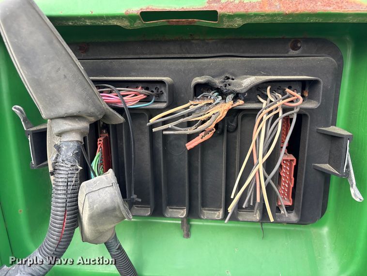 image for item DT0210 1996 John Deere 9600 combine