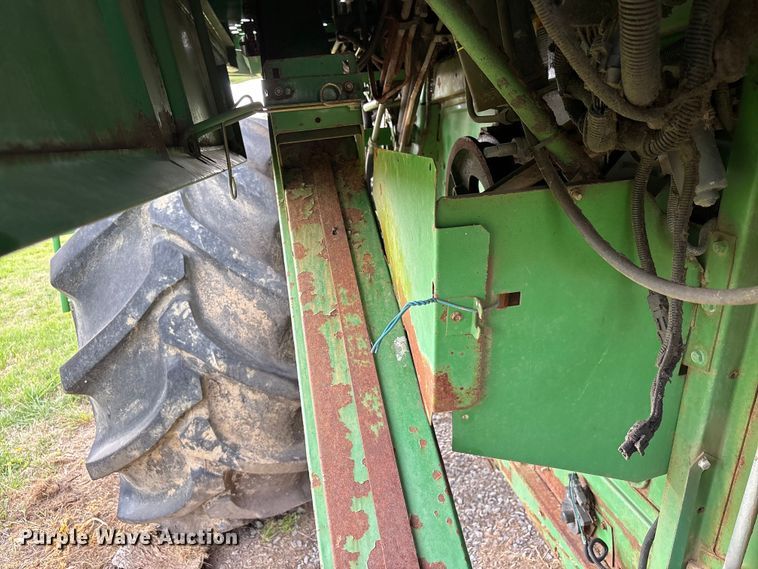 image for item DT0210 1996 John Deere 9600 combine