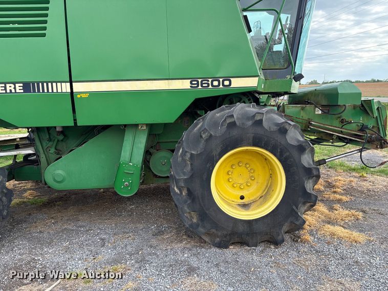 image for item DT0210 1996 John Deere 9600 combine