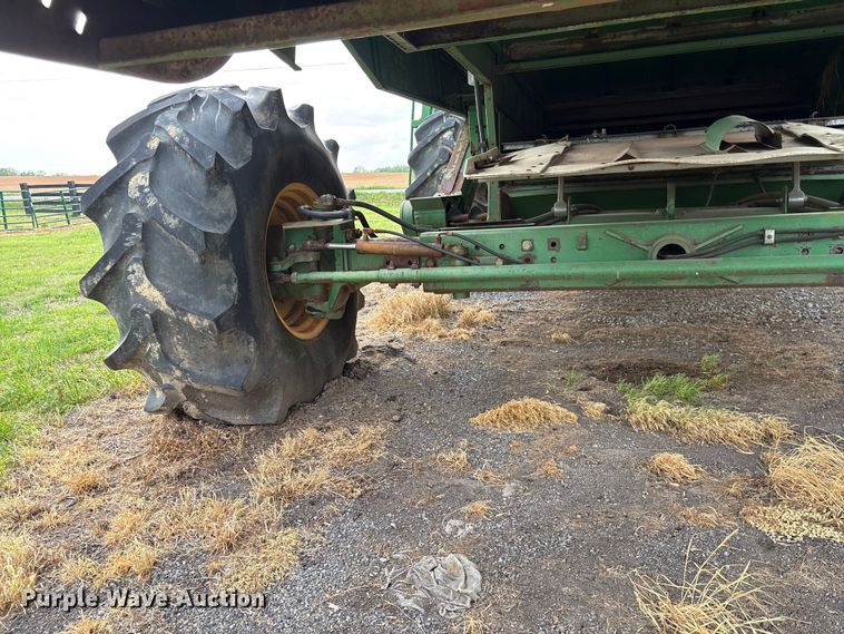 image for item DT0210 1996 John Deere 9600 combine