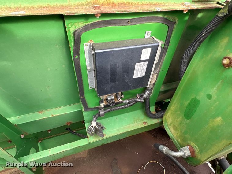 image for item DT0210 1996 John Deere 9600 combine