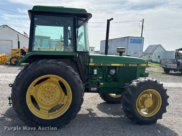 image for item DZ4439 1982 John Deere 2140 tractor