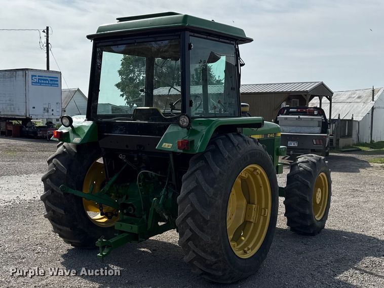 image for item DZ4439 1982 John Deere 2140 tractor