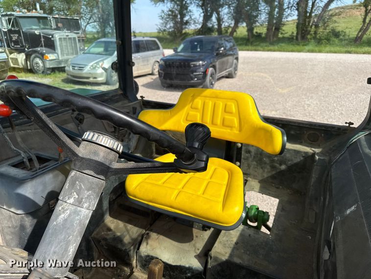 image for item DZ4439 1982 John Deere 2140 tractor