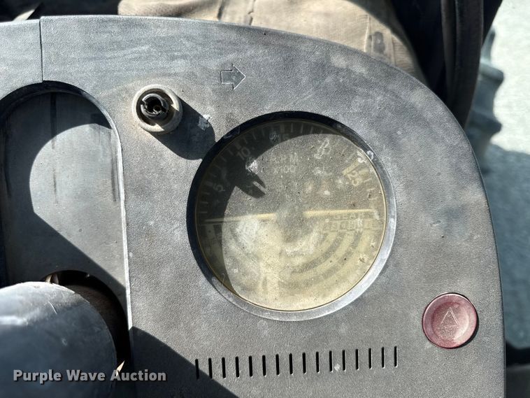image for item DZ4439 1982 John Deere 2140 tractor