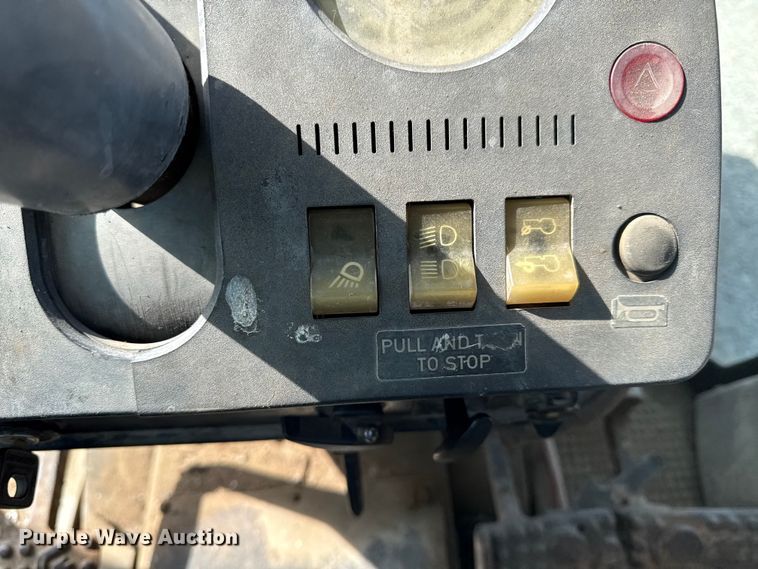 image for item DZ4439 1982 John Deere 2140 tractor