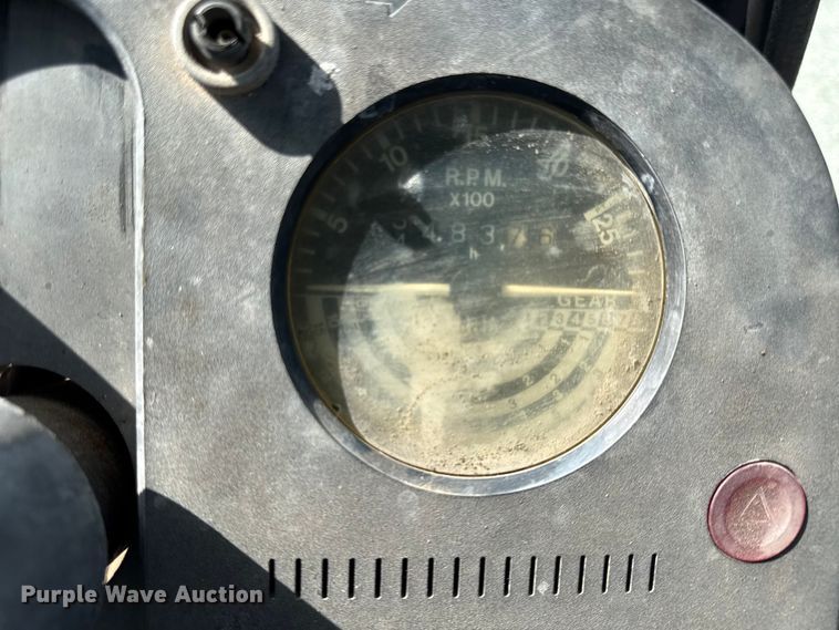 image for item DZ4439 1982 John Deere 2140 tractor