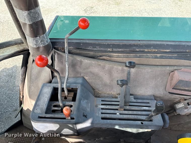 image for item DZ4439 1982 John Deere 2140 tractor