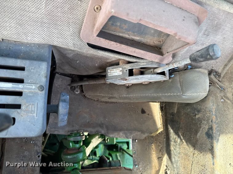 image for item DZ4439 1982 John Deere 2140 tractor