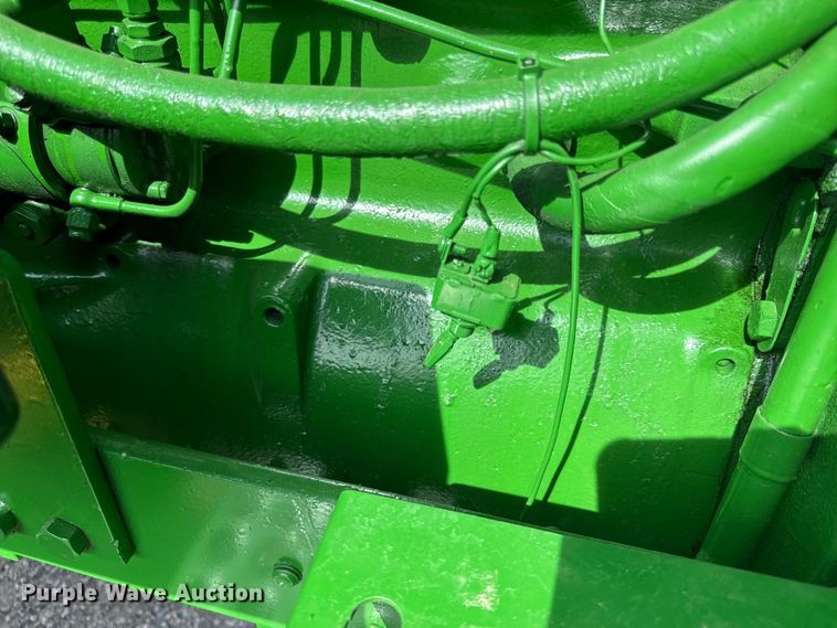 image for item DZ4439 1982 John Deere 2140 tractor
