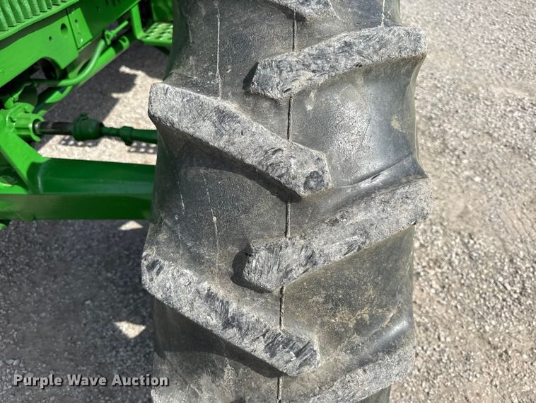 image for item DZ4439 1982 John Deere 2140 tractor