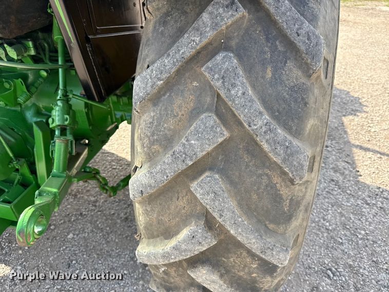 image for item DZ4439 1982 John Deere 2140 tractor