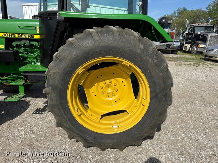 image for item DZ4439 1982 John Deere 2140 tractor