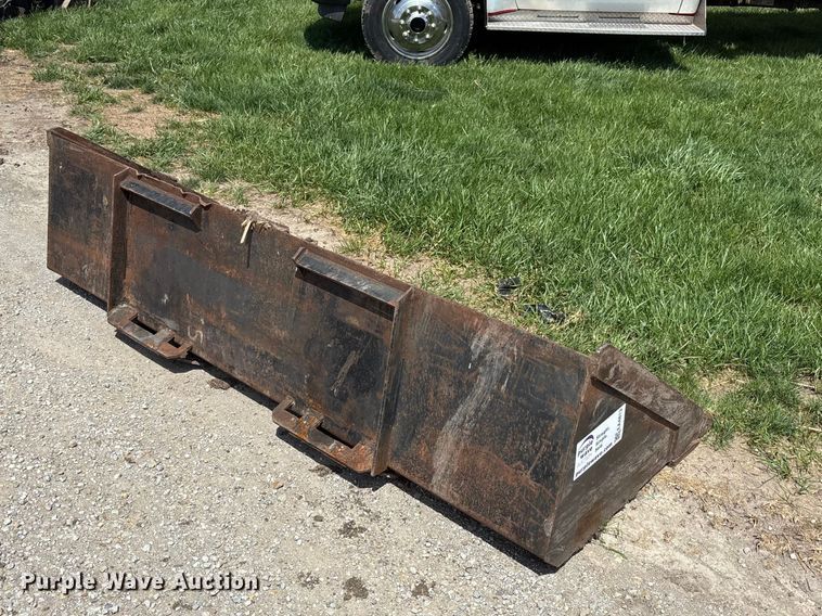 image for item EA4813 Skid steer bucket