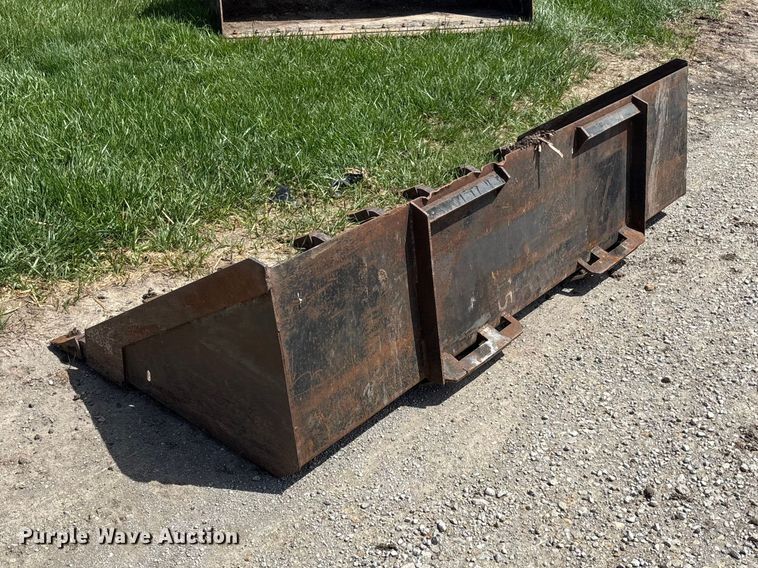 image for item EA4813 Skid steer bucket