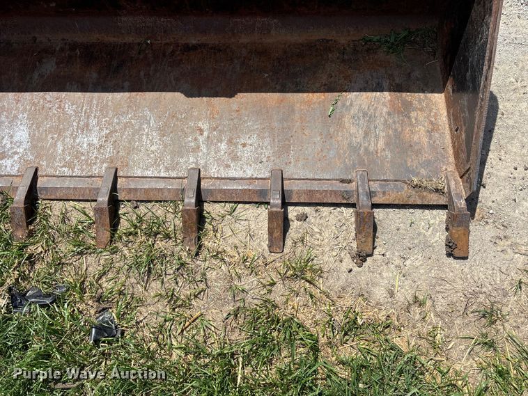 image for item EA4813 Skid steer bucket