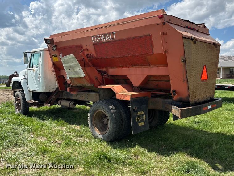 image for item EA4816 1980 International  1824 feed mixer truck