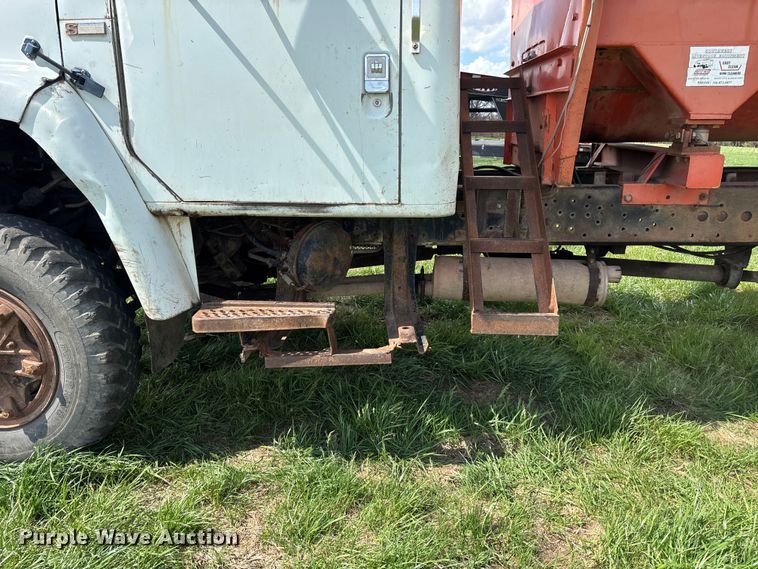 image for item EA4816 1980 International  1824 feed mixer truck