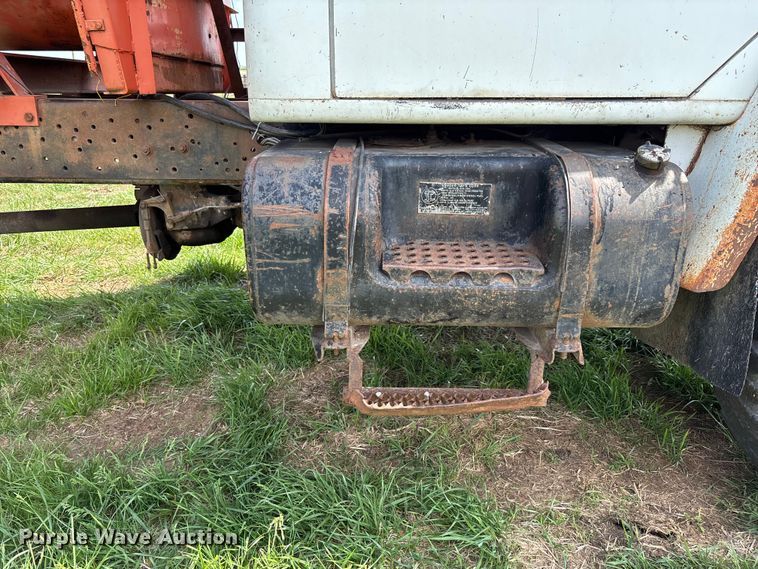 image for item EA4816 1980 International  1824 feed mixer truck