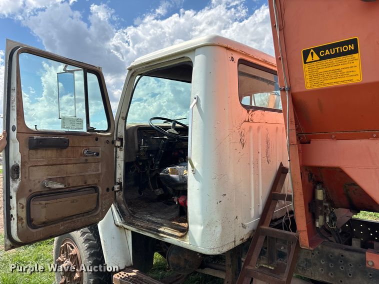 image for item EA4816 1980 International  1824 feed mixer truck