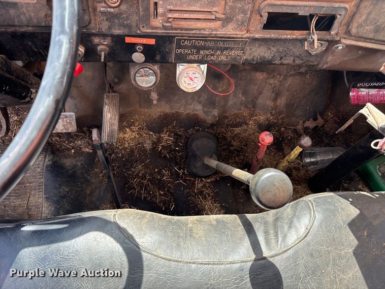 image for item EA4816 1980 International  1824 feed mixer truck