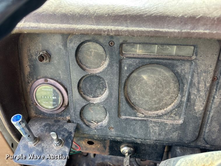 image for item EA4816 1980 International  1824 feed mixer truck