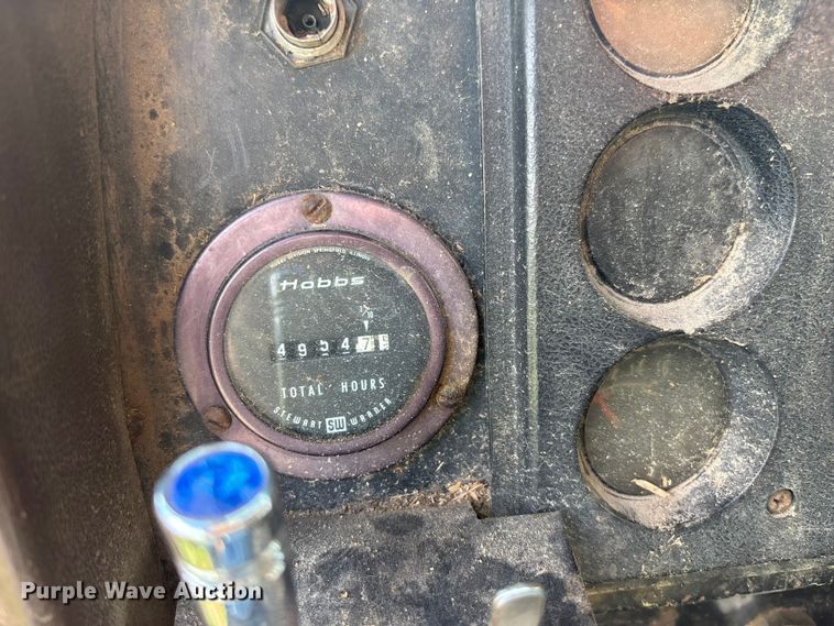 image for item EA4816 1980 International  1824 feed mixer truck