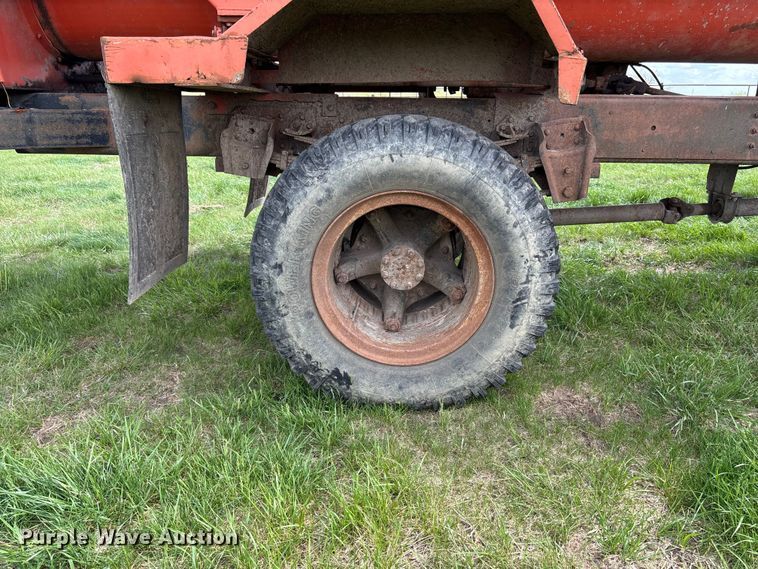 image for item EA4816 1980 International  1824 feed mixer truck