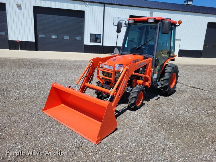 image for item EE0979 Kubota B3000 MFWD tractor