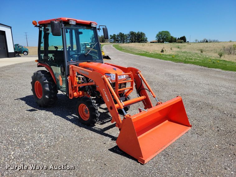 image for item EE0979 Kubota B3000 MFWD tractor