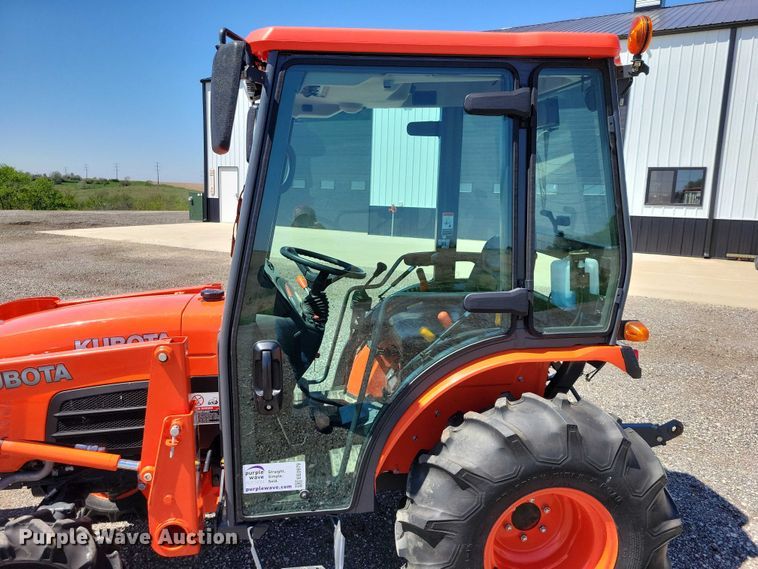 image for item EE0979 Kubota B3000 MFWD tractor