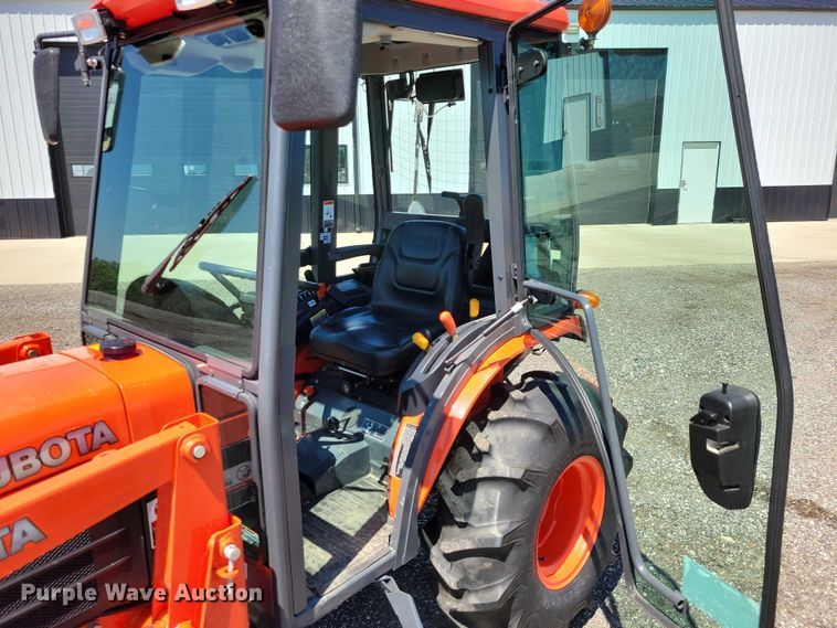 image for item EE0979 Kubota B3000 MFWD tractor