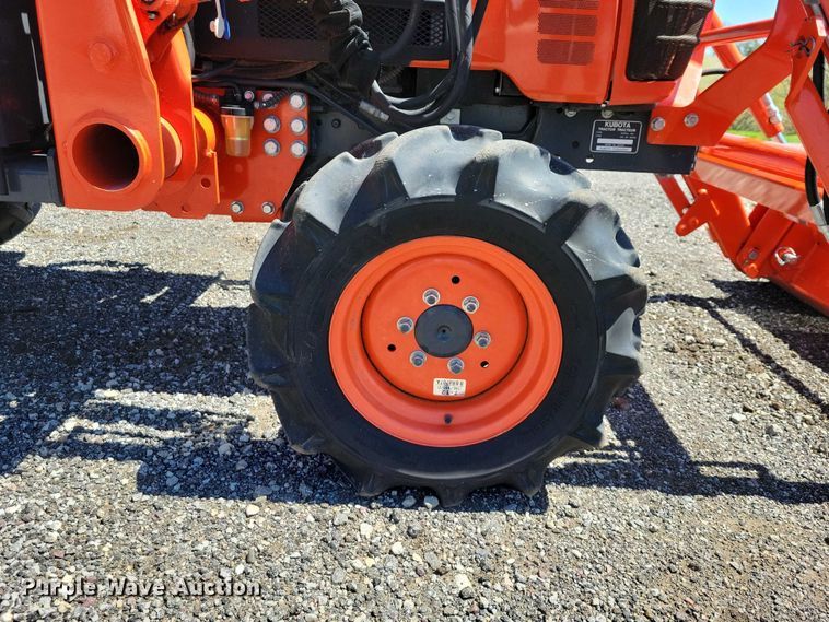 image for item EE0979 Kubota B3000 MFWD tractor