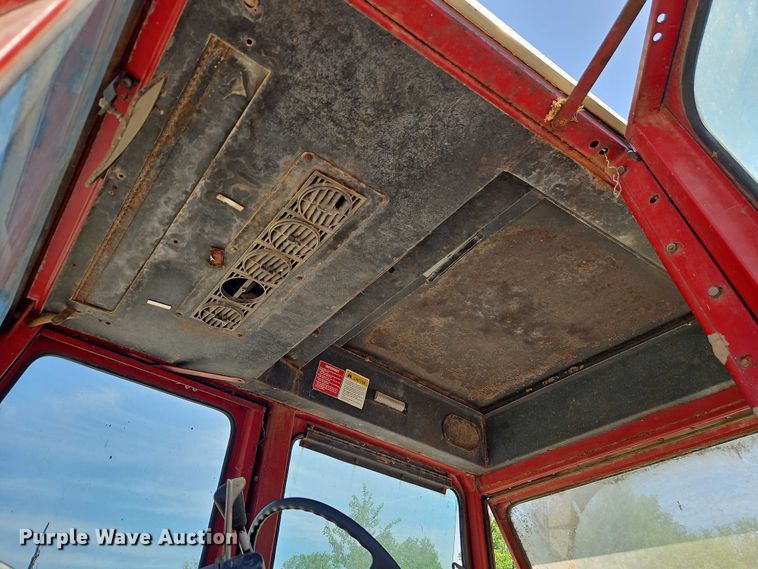 image for item EO7278 1974 International Harvester 1066 tractor