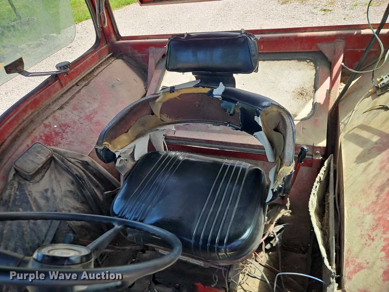 image for item EO7278 1974 International Harvester 1066 tractor
