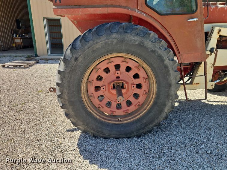 image for item EO7278 1974 International Harvester 1066 tractor