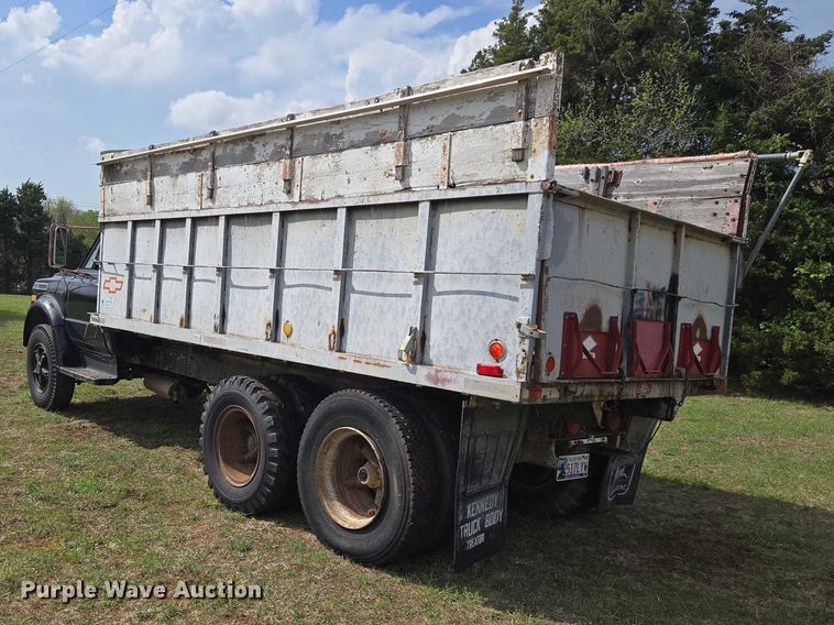 image for item ET5204 1972 Chevrolet C60 grain truck