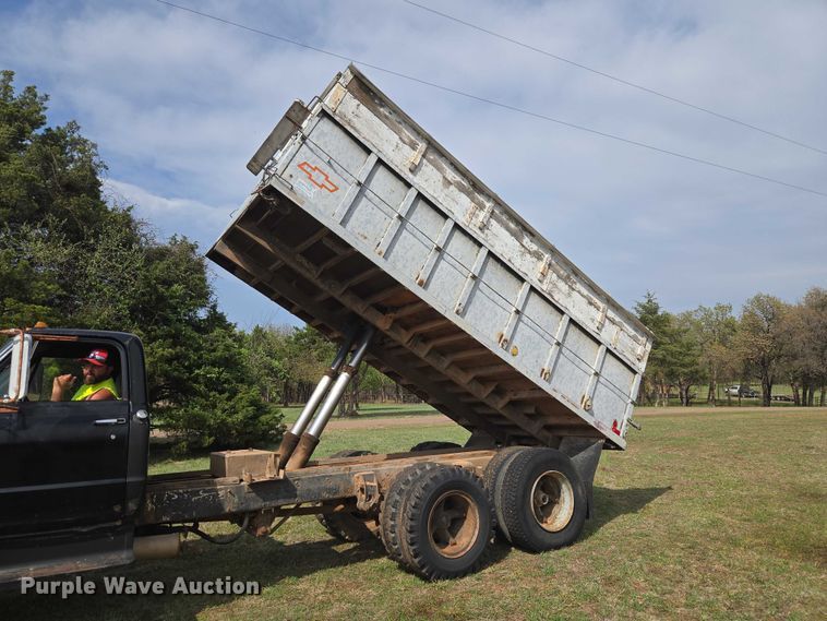 image for item ET5204 1972 Chevrolet C60 grain truck