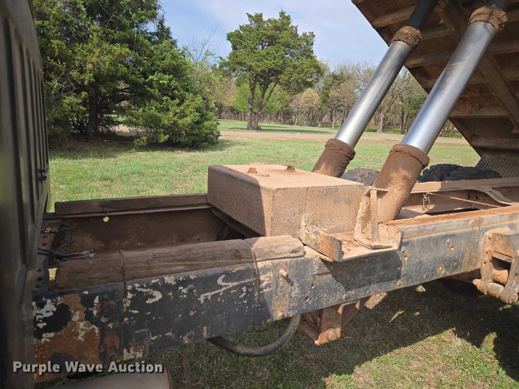 image for item ET5204 1972 Chevrolet C60 grain truck