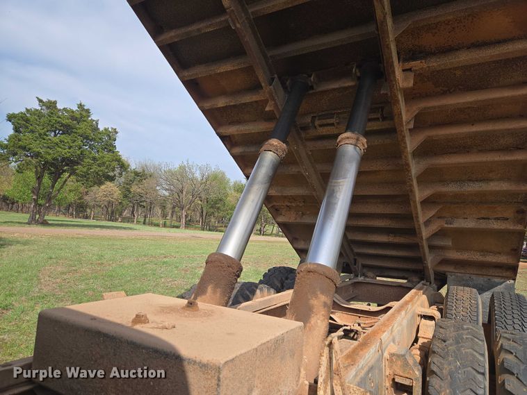 image for item ET5204 1972 Chevrolet C60 grain truck