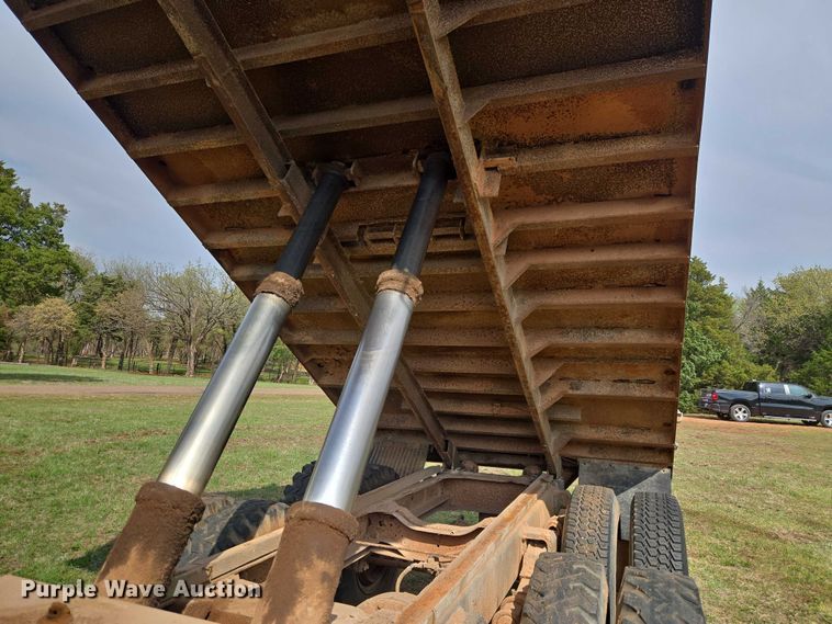 image for item ET5204 1972 Chevrolet C60 grain truck