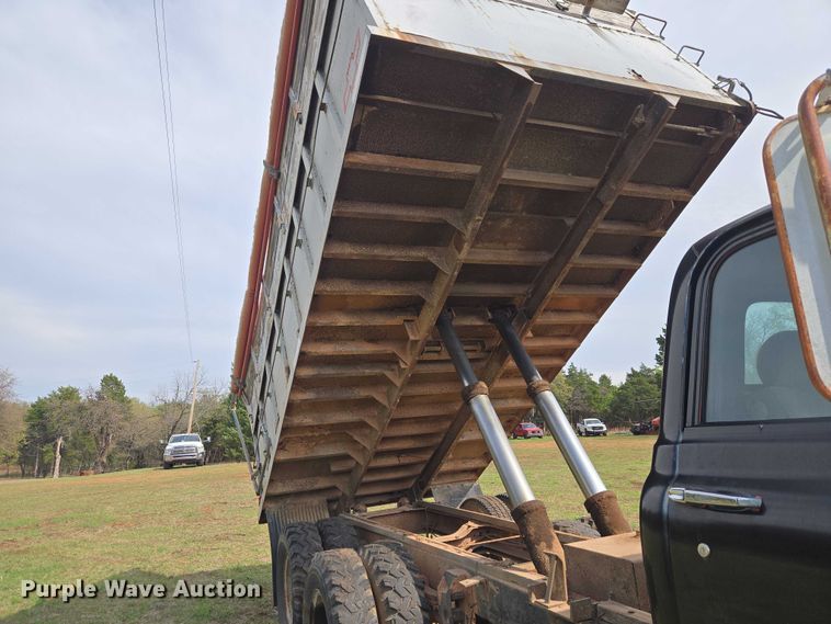 image for item ET5204 1972 Chevrolet C60 grain truck