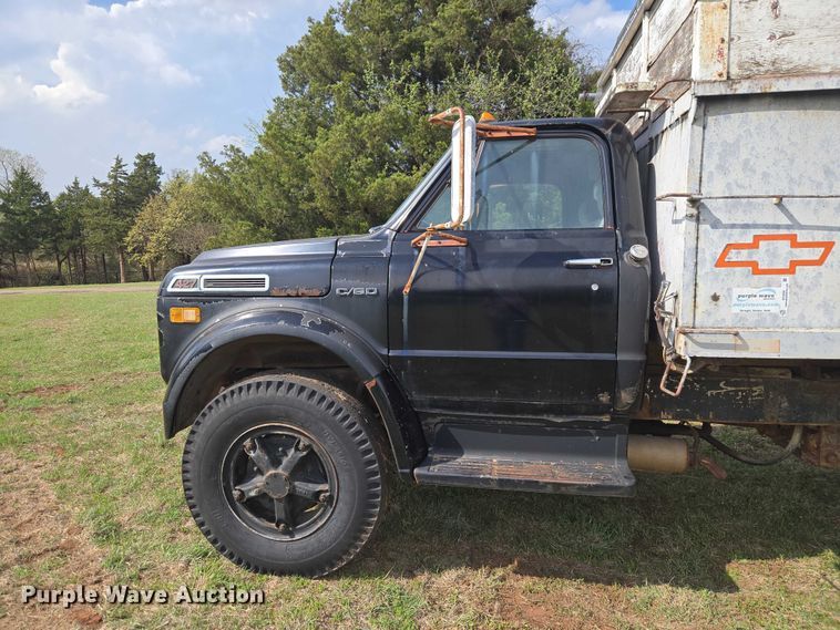 image for item ET5204 1972 Chevrolet C60 grain truck