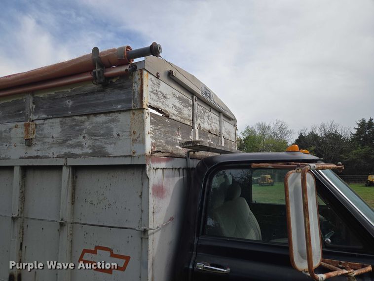 image for item ET5204 1972 Chevrolet C60 grain truck