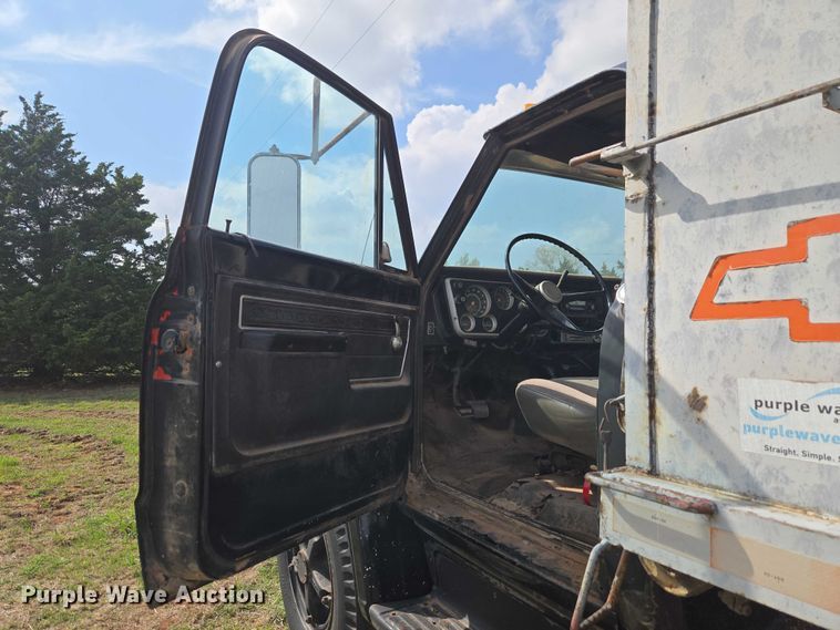 image for item ET5204 1972 Chevrolet C60 grain truck