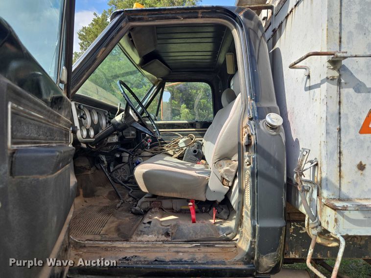 image for item ET5204 1972 Chevrolet C60 grain truck