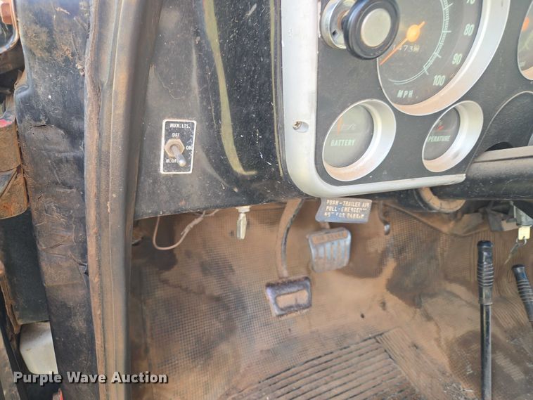 image for item ET5204 1972 Chevrolet C60 grain truck