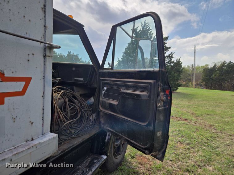 image for item ET5204 1972 Chevrolet C60 grain truck
