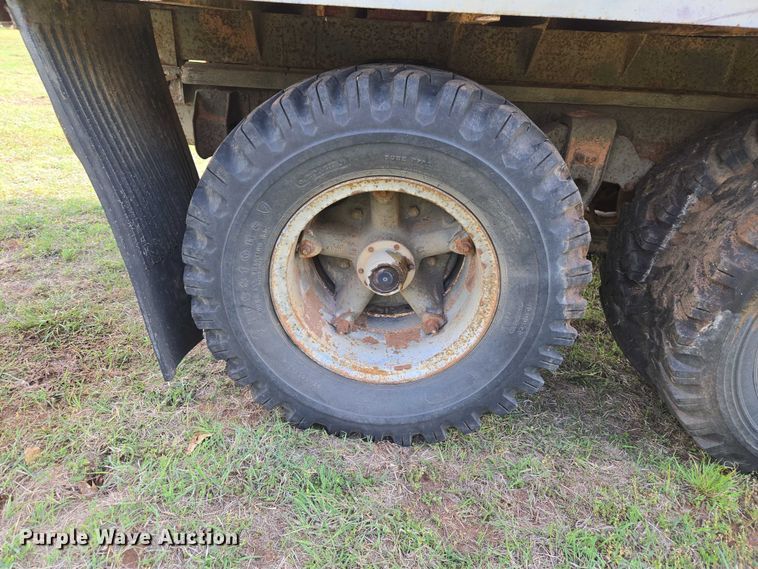 image for item ET5204 1972 Chevrolet C60 grain truck